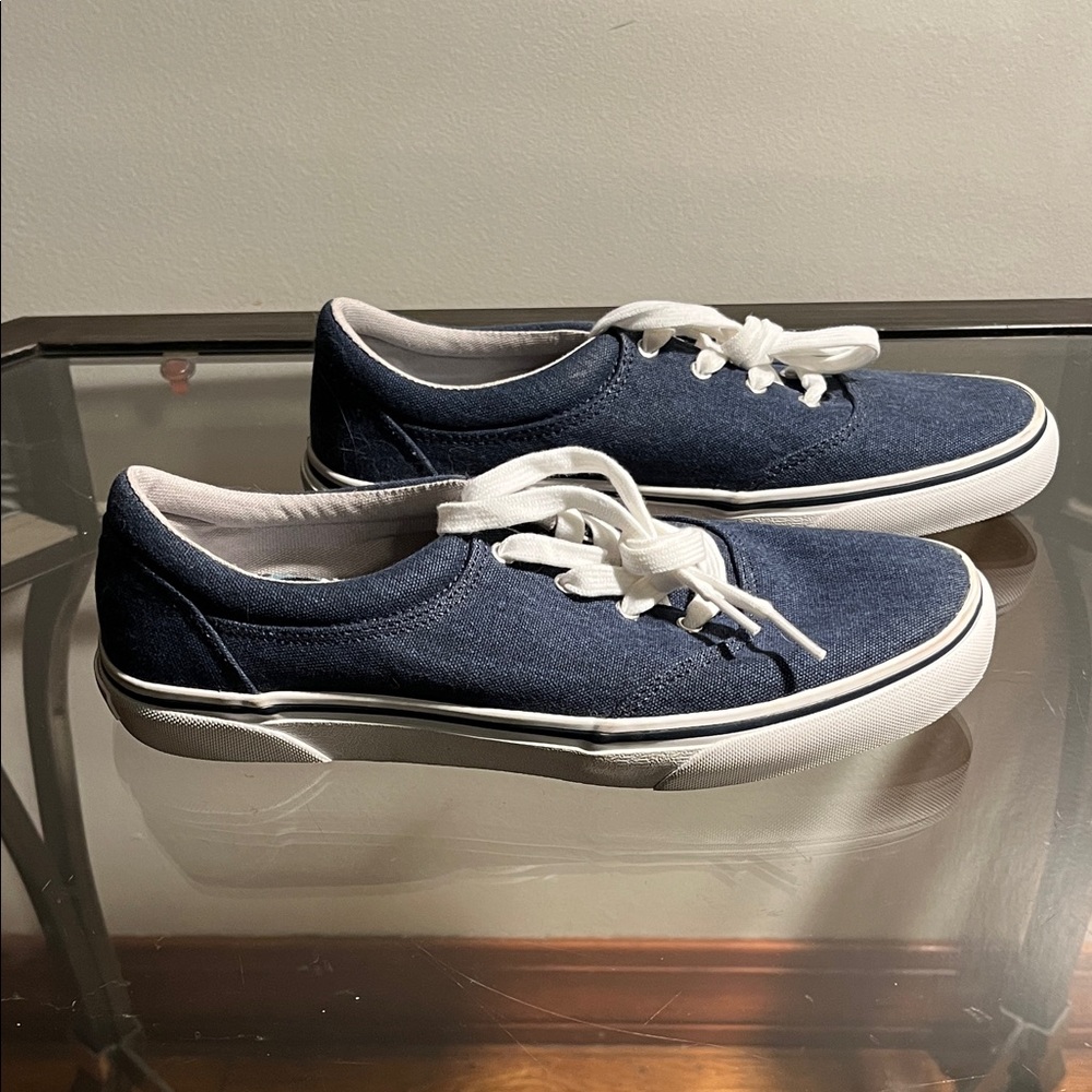 New without Tag Eddie Bauer size 9 Chatham Lace Sneaker